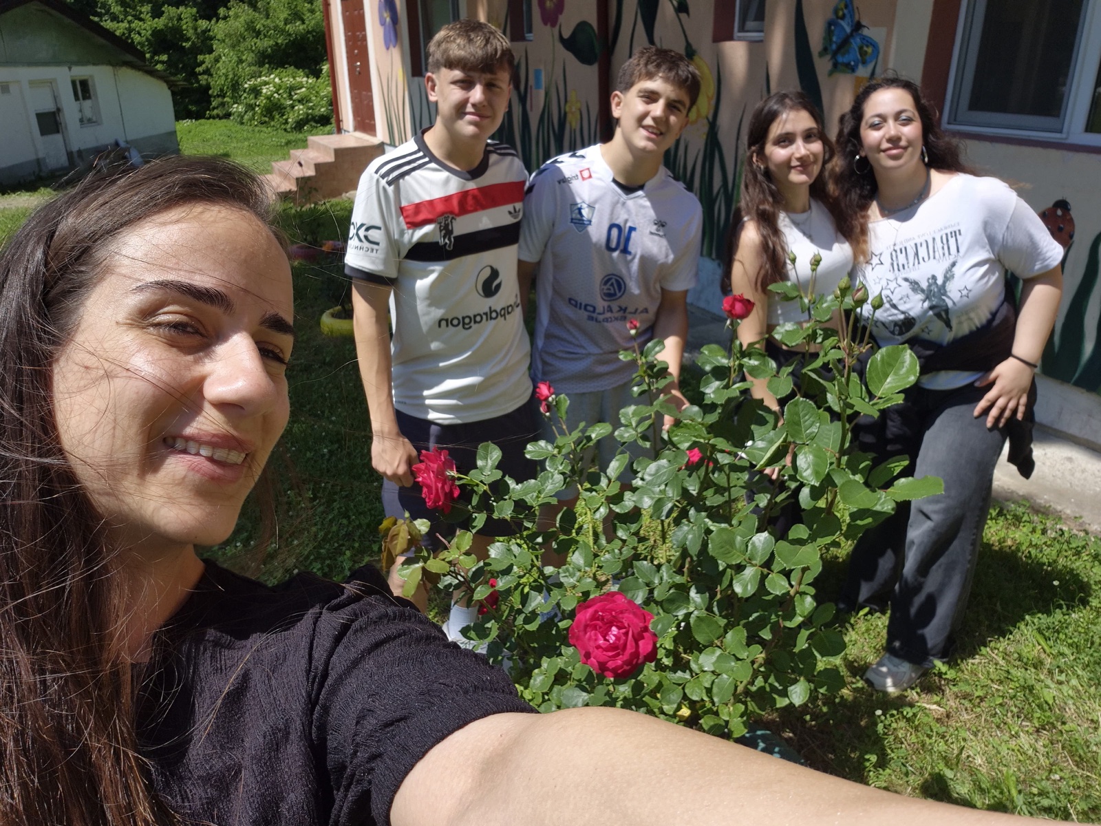 Selfie with the rose bush in front of the painted villa